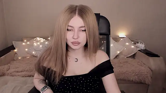 Snapshot of ViolettaLopez chatting on 02/15/25, 11:28 ViolettaLopez online show from 02/15/25, 11:28