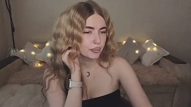 Snapshot of ViolettaLopez chatting on 09/30/25, 01:27 ViolettaLopez online show from 09/30/25, 01:27