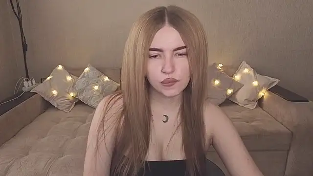 Snapshot of ViolettaLopez chatting on 10/19/25, 09:32 ViolettaLopez online show from 10/19/25, 09:32