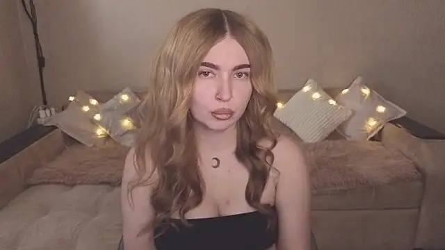 Snapshot of ViolettaLopez chatting on 10/21/25, 01:12 ViolettaLopez online show from 10/21/25, 01:12