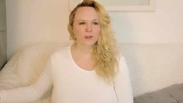 Snapshot of Sarah4you chatting on 03/06/26, 05:42 Sarah4you online show from 03/06/26, 05:42