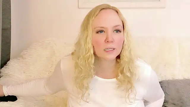 Snapshot of Sarah4you chatting on 03/22/26, 12:03 Sarah4you online show from 03/22/26, 12:03