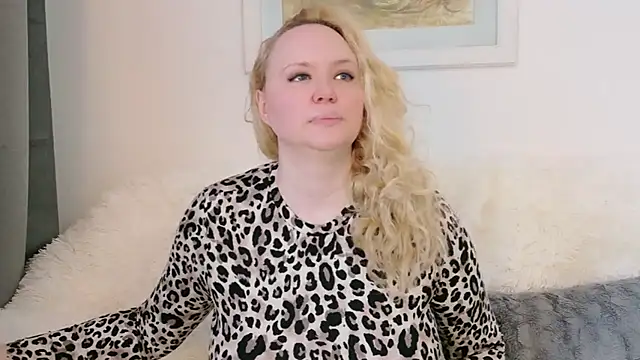 Snapshot of Sarah4you chatting on 04/06/26, 04:52 Sarah4you online show from 04/06/26, 04:52