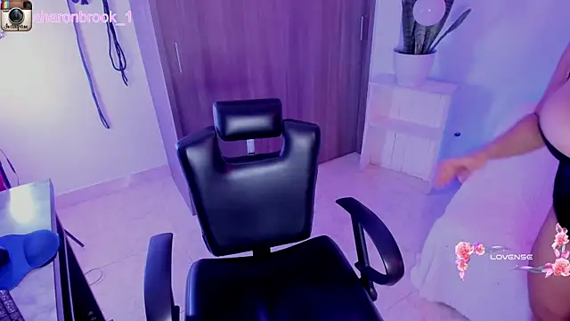 Snapshot of sharon_1 chatting on 10/15/25, 03:39 sharon 1 online show from 10/15/25, 03:39