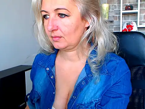 Snapshot of angel_devil_milf chatting on 01/27/25, 12:26 angel devil milf online show from 01/27/25, 12:26
