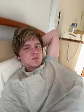 Snapshot of Andrewhootxx chatting on 01/18/25, 10:06 Andrewhootxx online show from 01/18/25, 10:06