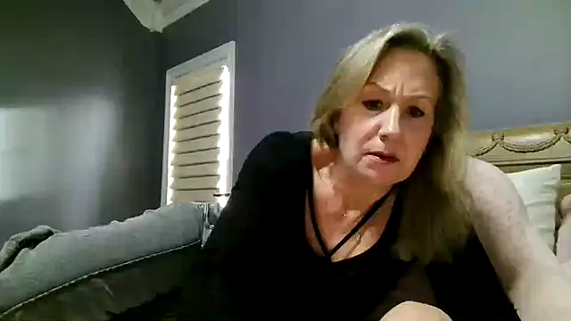 Lisaisluscious online show from 12/16/25, 02:44