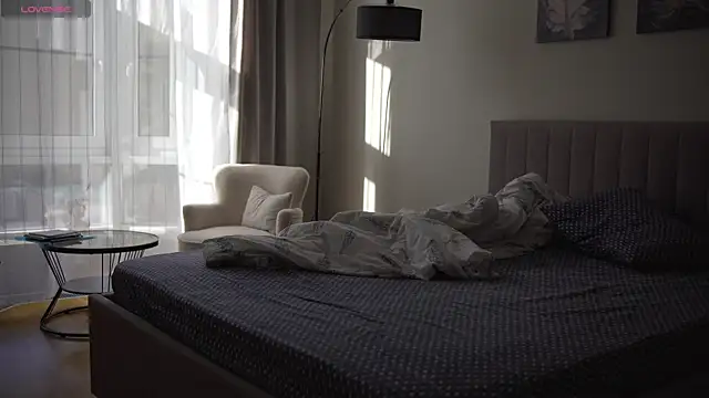 Danielle Thomas online show from 09/25/25, 08:18