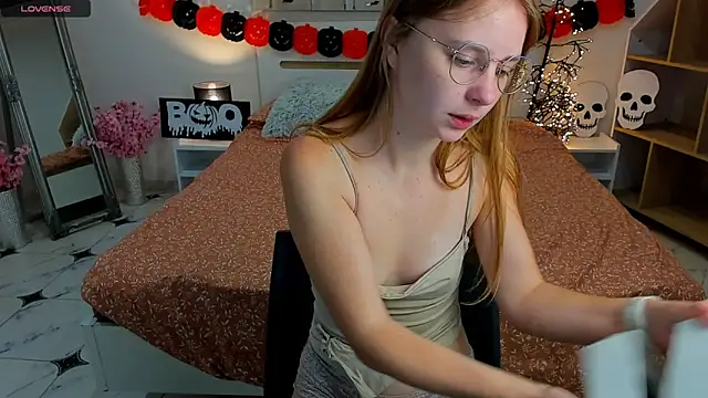 Snapshot of CharmedDoll chatting on 10/18/25, 12:28 CharmedDoll online show from 10/18/25, 12:28