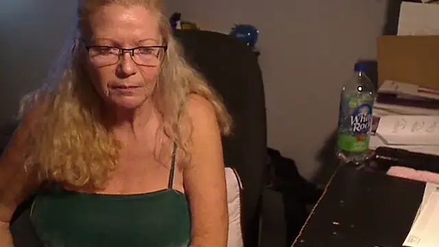 Snapshot of XTRAHORNYONE chatting on 02/13/25, 12:13 XTRAHORNYONE online show from 02/13/25, 12:13