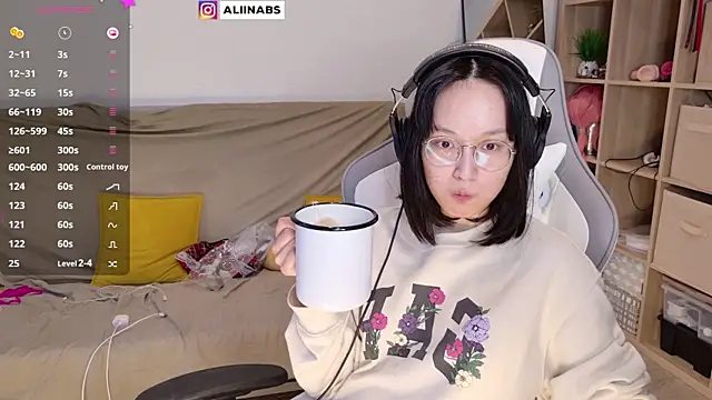 aliiiiiina online show from 03/22/25, 12:39