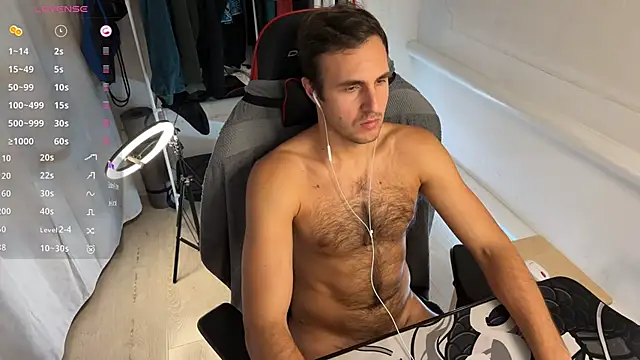 Snapshot of Raamoss chatting on 10/17/25, 09:28 Raamoss online show from 10/17/25, 09:28