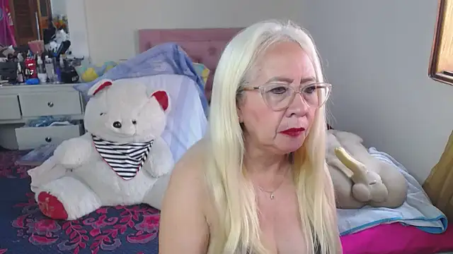 Snapshot of lucy_belle_bm chatting on 04/27/26, 02:26 lucy belle bm online show from 04/27/26, 02:26