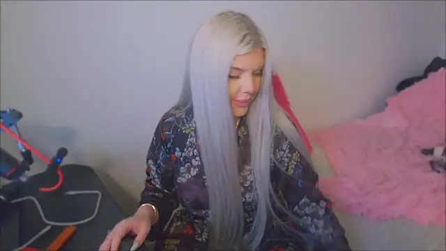 ParadiseRose online show from 11/30/25, 04:05