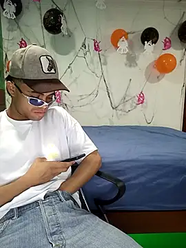 Snapshot of pinedasex777 chatting on 10/13/25, 06:24 pinedasex777 online show from 10/13/25, 06:24