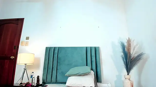 AGATHAA WHITE online show from 03/13/25, 02:44