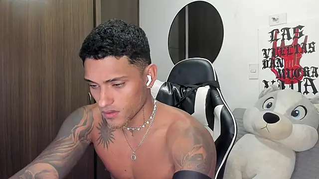Snapshot of Alessandro_Vanni chatting on 06/19/26, 12:15 Alessandro Vanni online show from 06/19/26, 12:15