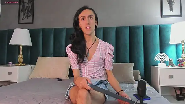 Snapshot of Karol_fenixx chatting on 02/27/25, 12:13 Karol fenixx online show from 02/27/25, 12:13