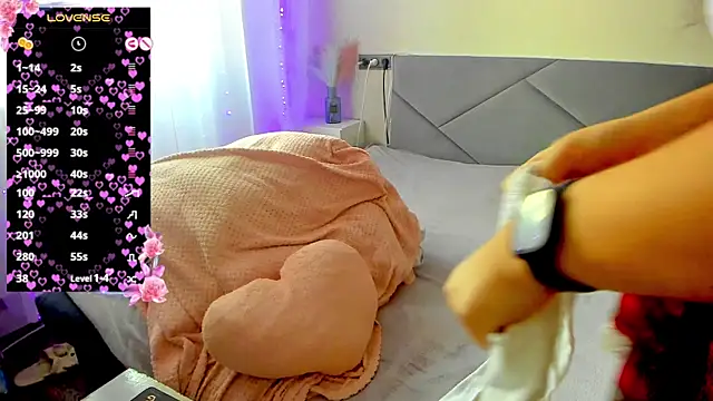 Snapshot of viki_love77 chatting on 10/15/25, 03:17 viki love77 online show from 10/15/25, 03:17