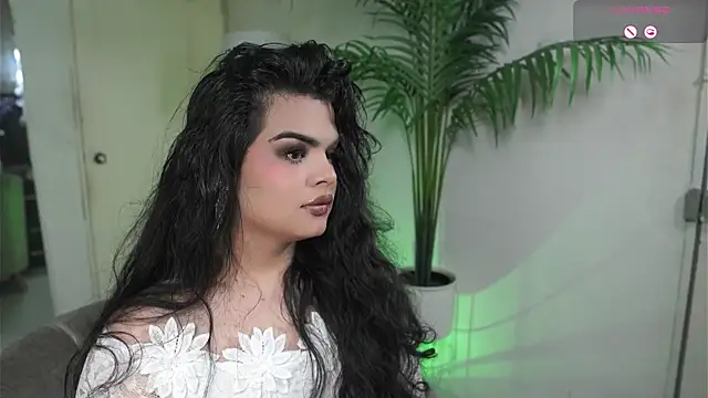 Snapshot of artechloe chatting on 10/08/25, 06:49 artechloe online show from 10/08/25, 06:49