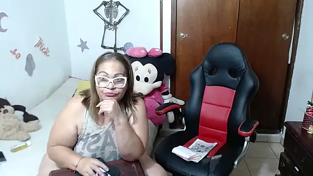 Snapshot of Britney-22 chatting on 10/21/25, 12:00 Britney-22 online show from 10/21/25, 12:00