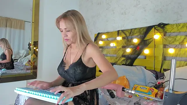 Snapshot of elena_mature chatting on 10/29/25, 01:02 elena mature online show from 10/29/25, 01:02