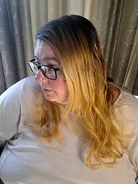 Snapshot of Iceprincess2bad4u chatting on 06/14/26, 05:53 Iceprincess2bad4u online show from 06/14/26, 05:53