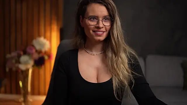 BrandyWhite online show from 12/04/25, 06:01