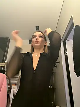 Snapshot of -AngelAri- chatting on 10/26/25, 09:21 -AngelAri- online show from 10/26/25, 09:21