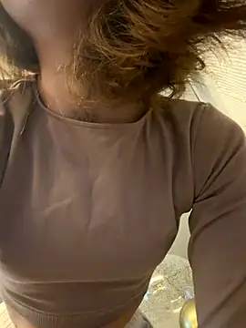 Snapshot of -AngelAri- chatting on 12/19/25, 09:05 -AngelAri- online show from 12/19/25, 09:05