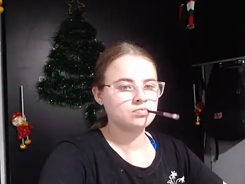 Snapshot of HellenMiyer1111 chatting on 12/23/24, 11:17 HellenMiyer1111 online show from 12/23/24, 11:17