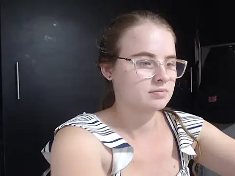 Snapshot of HellenMiyer1111 chatting on 01/03/25, 08:22 HellenMiyer1111 online show from 01/03/25, 08:22