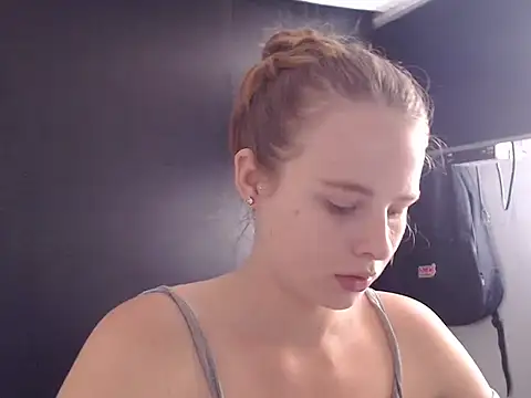 Snapshot of HellenMiyer1111 chatting on 01/07/25, 06:35 HellenMiyer1111 online show from 01/07/25, 06:35