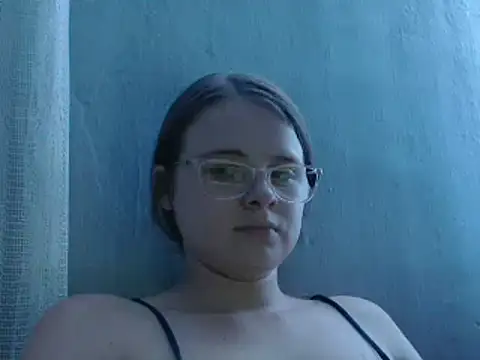 Snapshot of HellenMiyer1111 chatting on 01/11/25, 02:20 HellenMiyer1111 online show from 01/11/25, 02:20