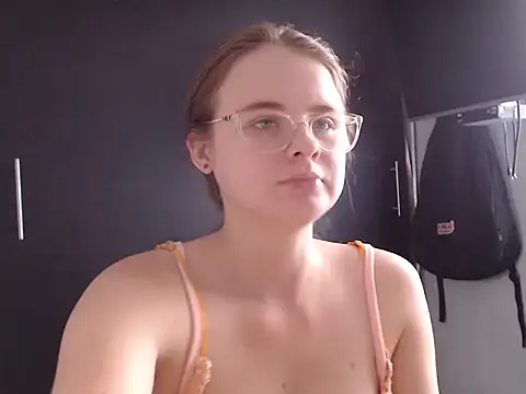 Snapshot of HellenMiyer1111 chatting on 02/06/25, 06:46 HellenMiyer1111 online show from 02/06/25, 06:46