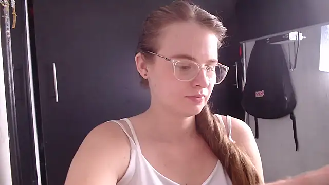 Snapshot of HellenMiyer1111 chatting on 02/15/25, 06:01 HellenMiyer1111 online show from 02/15/25, 06:01