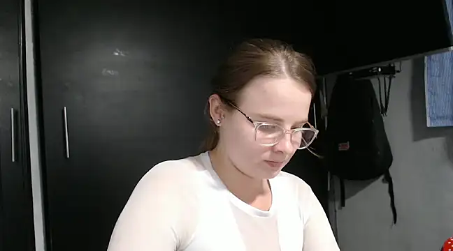 Snapshot of HellenMiyer1111 chatting on 02/28/25, 12:43 HellenMiyer1111 online show from 02/28/25, 12:43
