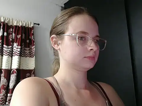 Snapshot of HellenMiyer1111 chatting on 03/11/25, 02:43 HellenMiyer1111 online show from 03/11/25, 02:43