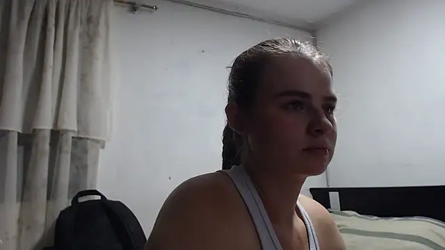 Snapshot of HellenMiyer1111 chatting on 09/14/25, 05:45 HellenMiyer1111 online show from 09/14/25, 05:45