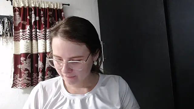 Snapshot of HellenMiyer1111 chatting on 10/04/25, 04:05 HellenMiyer1111 online show from 10/04/25, 04:05