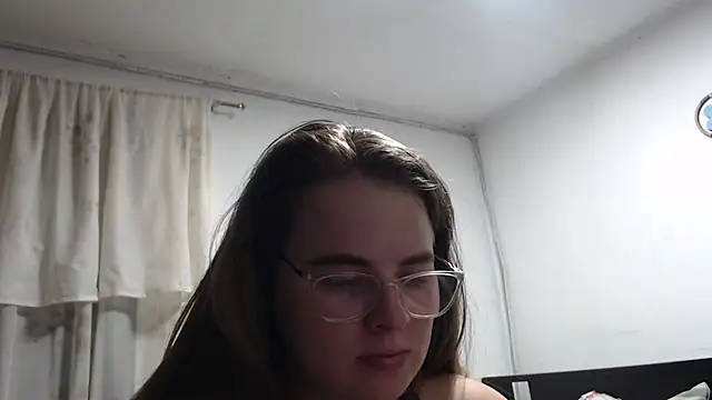 Snapshot of HellenMiyer1111 chatting on 10/16/25, 05:03 HellenMiyer1111 online show from 10/16/25, 05:03