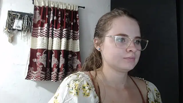 Snapshot of HellenMiyer1111 chatting on 10/17/25, 05:26 HellenMiyer1111 online show from 10/17/25, 05:26