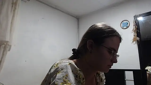 Snapshot of HellenMiyer1111 chatting on 10/18/25, 04:08 HellenMiyer1111 online show from 10/18/25, 04:08