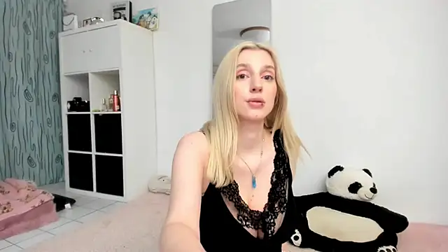 Snapshot of KenzieDawton chatting on 04/26/26, 04:37 KenzieDawton online show from 04/26/26, 04:37