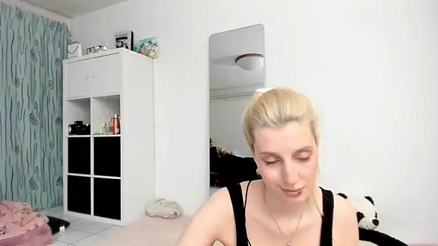 Snapshot of KenzieDawton chatting on 04/27/26, 04:16 KenzieDawton online show from 04/27/26, 04:16