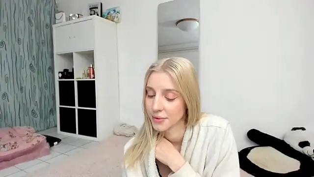 Snapshot of KenzieDawton chatting on 05/15/26, 04:36 KenzieDawton online show from 05/15/26, 04:36