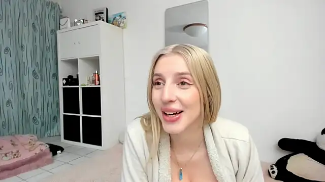 Snapshot of KenzieDawton chatting on 05/16/26, 04:28 KenzieDawton online show from 05/16/26, 04:28