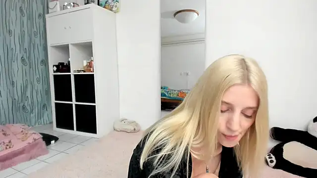 Snapshot of KenzieDawton chatting on 05/20/26, 04:24 KenzieDawton online show from 05/20/26, 04:24