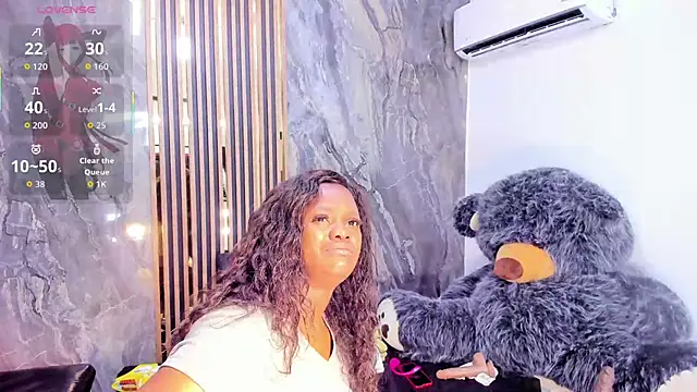 LauraSaenz01 online show from 10/26/25, 04:46