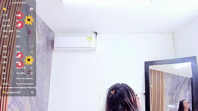 LauraSaenz01 online show from 02/03/26, 06:51